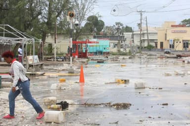 ImagenBeryl ya tocó tierra dejando devastación y un muerto