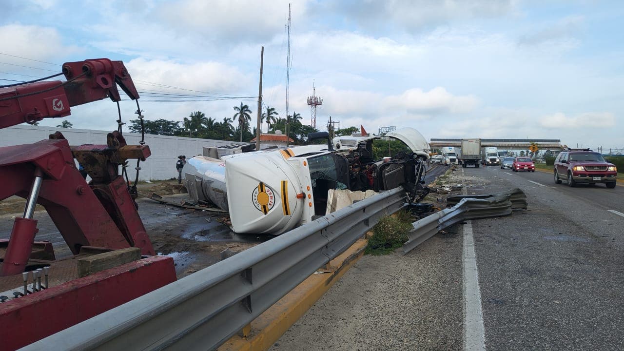 Colisionan trailers y vuelcan en la vía Villahermosa - Cárdenas  