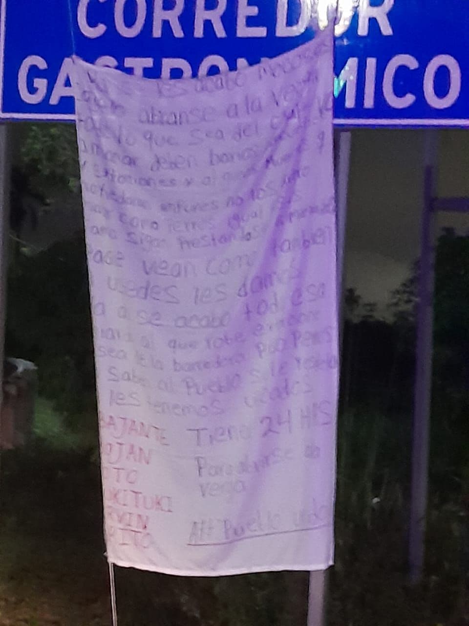 Cuelgan narcomantas en El Chivero 