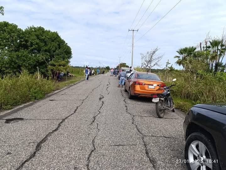Ejidatarios bloquean carretera; reclaman pagos de Pemex