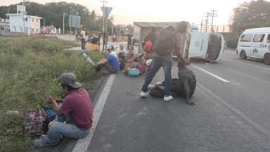 ImagenVolcadura deja al menos 10 lesionados en tramo Tapachula - Puerto Madero