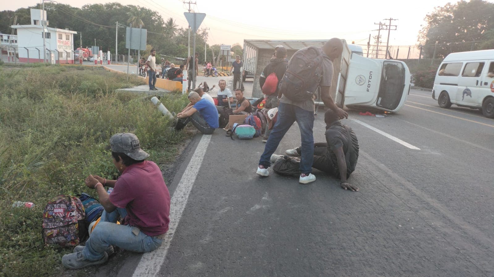 Volcadura deja al menos 10 lesionados en tramo Tapachula - Puerto Madero