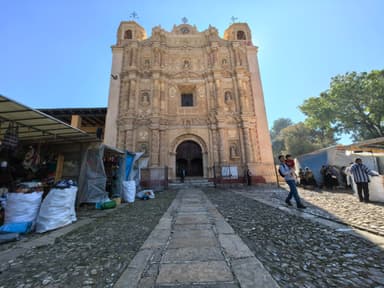ImagenArtesanos Tzotziles despejan templo de Santo Domingo