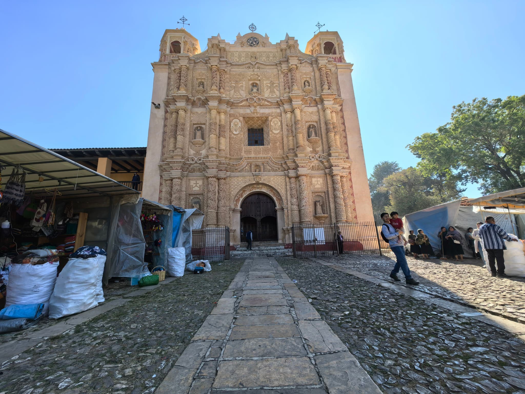 Artesanos Tzotziles despejan templo de Santo Domingo