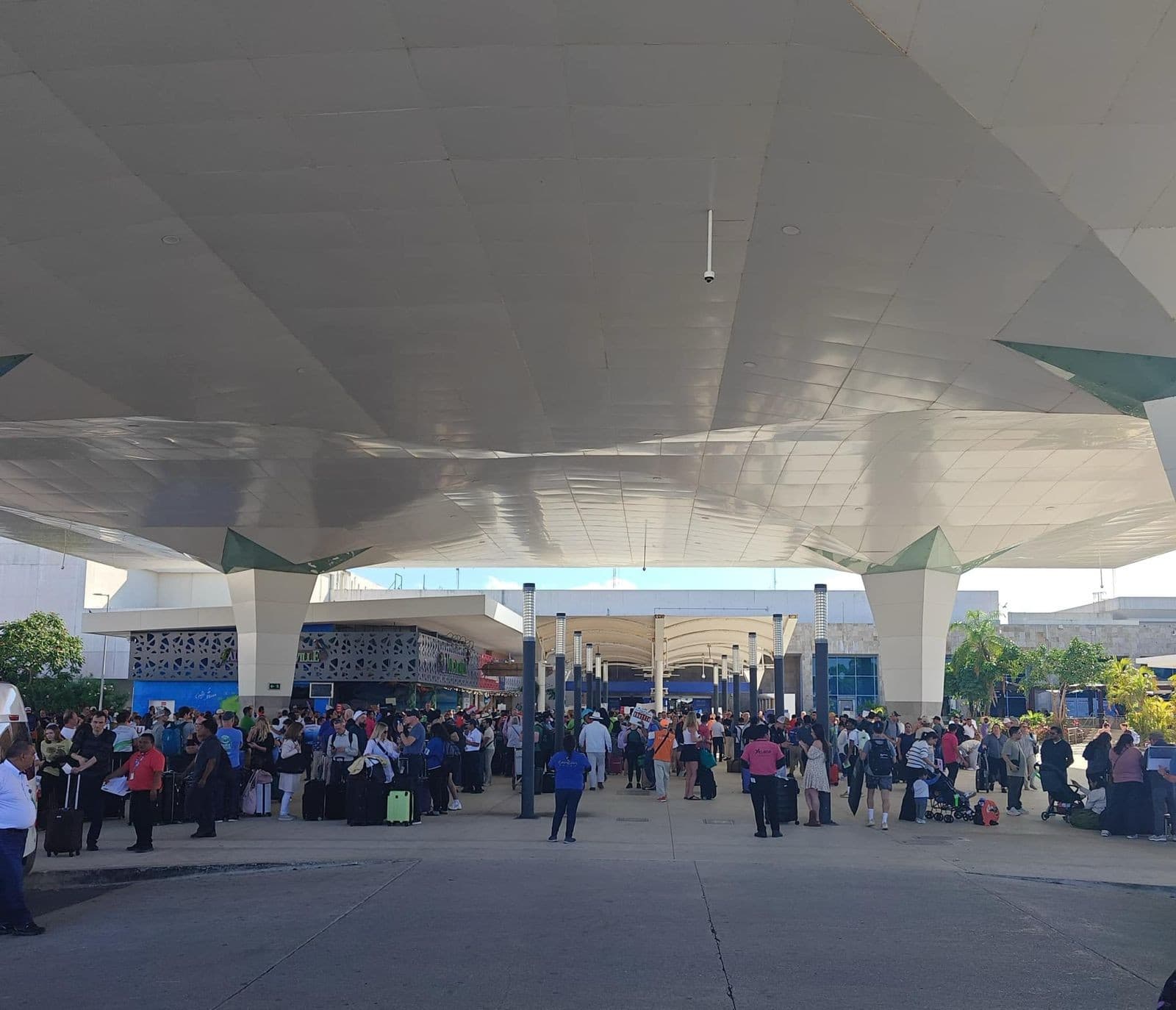 Fallas de migración generan caos en Aeropuerto de Cancún 