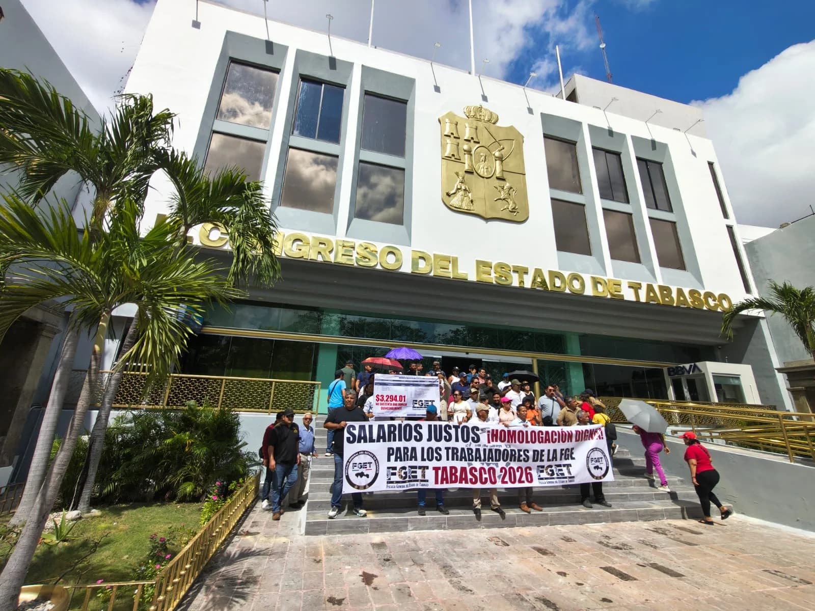 Piden trabajadores de FGE Tabasco aumento salarial por Ley 