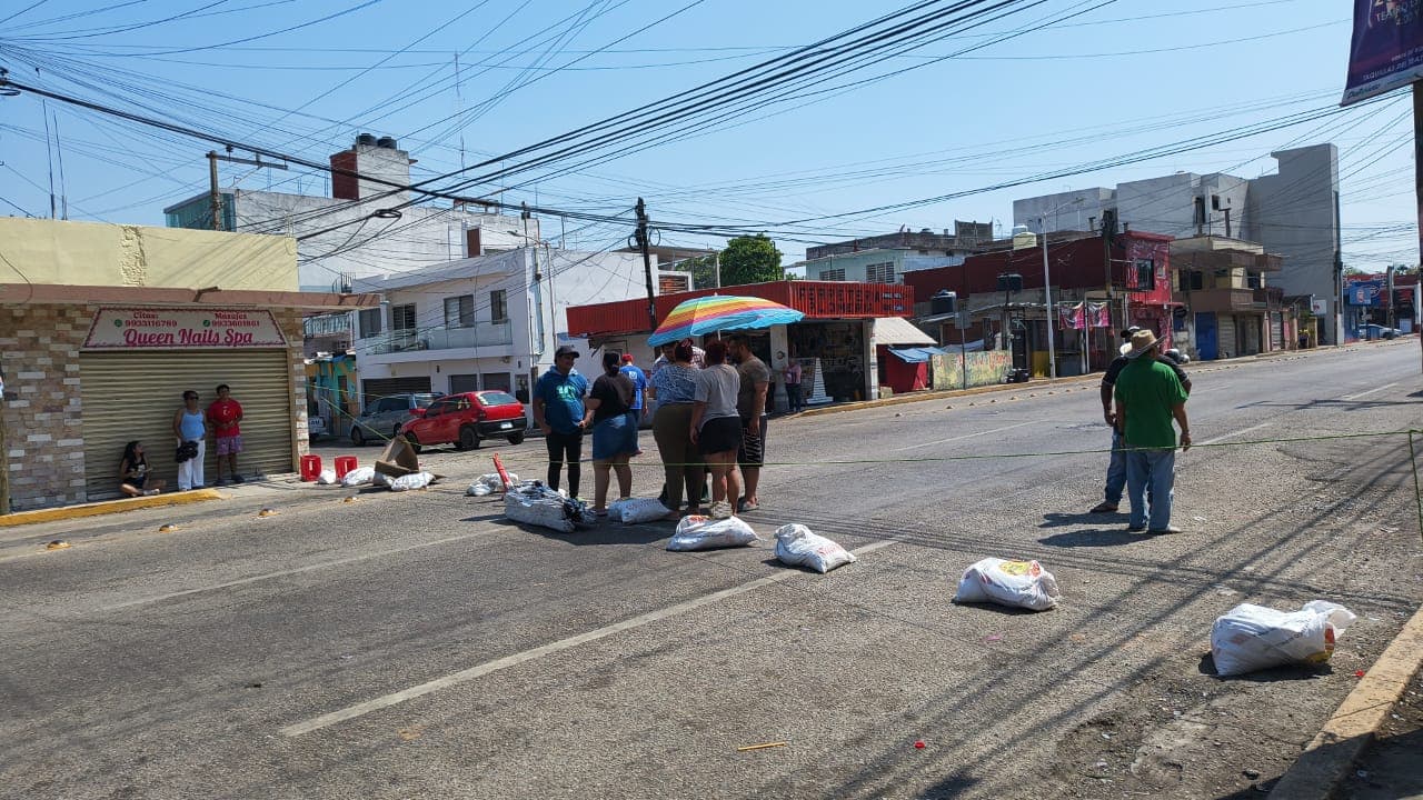 Bloquean habitantes de Gil y Saénz Avenida Méndez por falta de energía eléctrica 