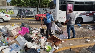 ImagenMar de basura y...¡de cochinos! Deja desfile 46 toneladas de desechos 