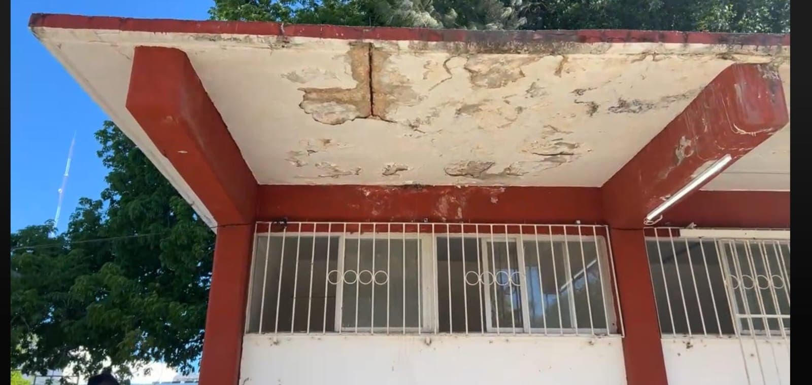 A punto de colapsar edificio de secundaria en Campeche: Padres