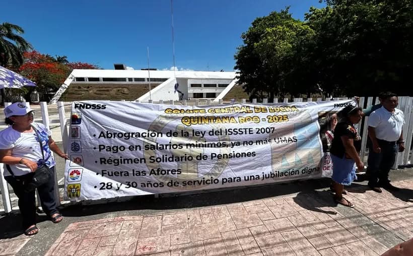 Amagan maestros  con paro si les descuentan por manifestarse 