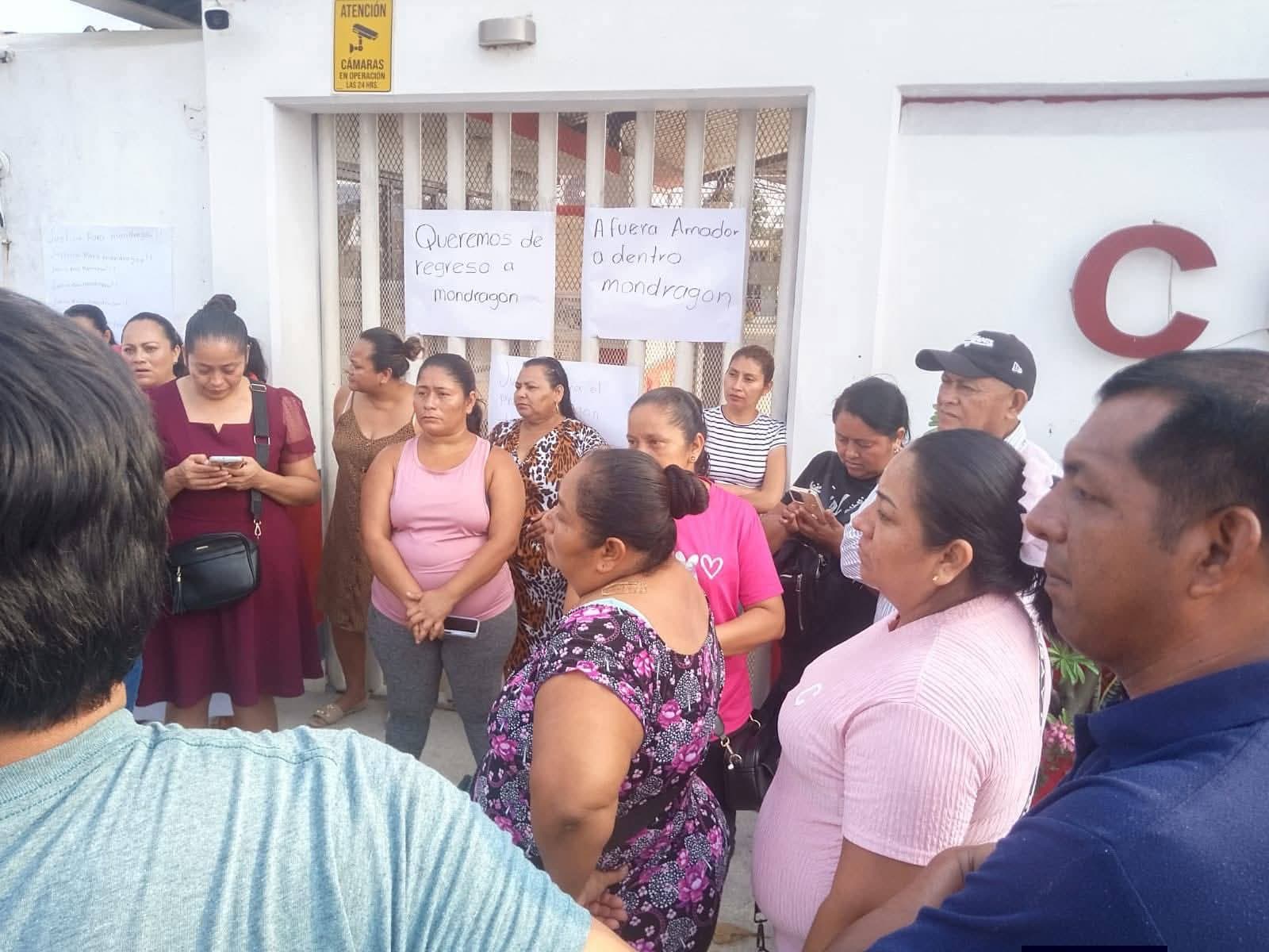 Retienen padres plantel 20 de Cobatab tras fallida reunión en Segotab