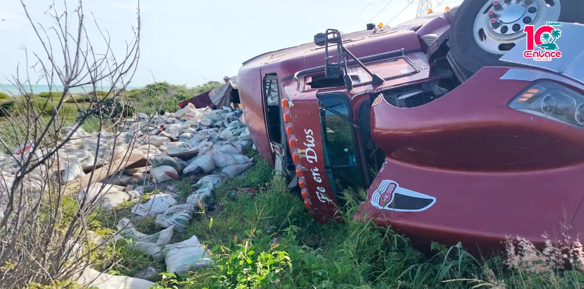 Vuelca tractocamión en tramo Sabancuy –Isla Aguada 