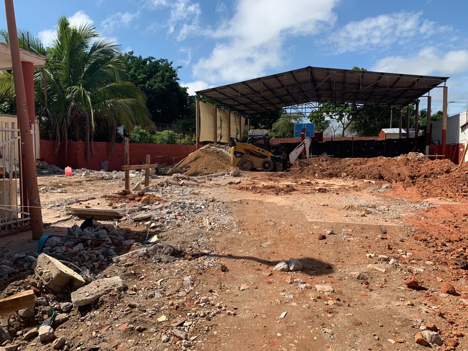 Usan parroquia y palapa como aulas 