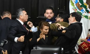 ImagenA los golpes cierra trabajos el Senado: Alito vs Noroña