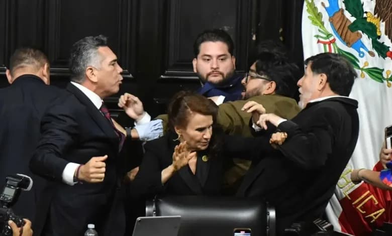A los golpes cierra trabajos el Senado: Alito vs Noroña