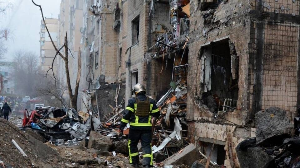 Ataque ruso deja 31 muertos en Kyiv; el más mortífero en un año