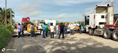 ImagenBloquean carretera habitantes de Palizada exigen reparación vial
