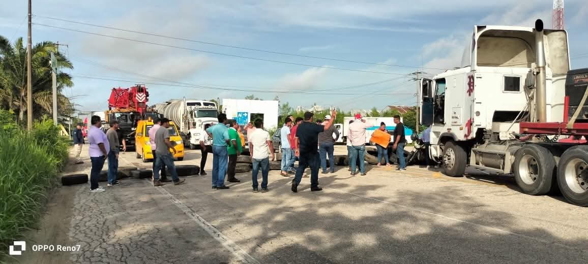 Bloquean carretera habitantes de Palizada exigen reparación vial