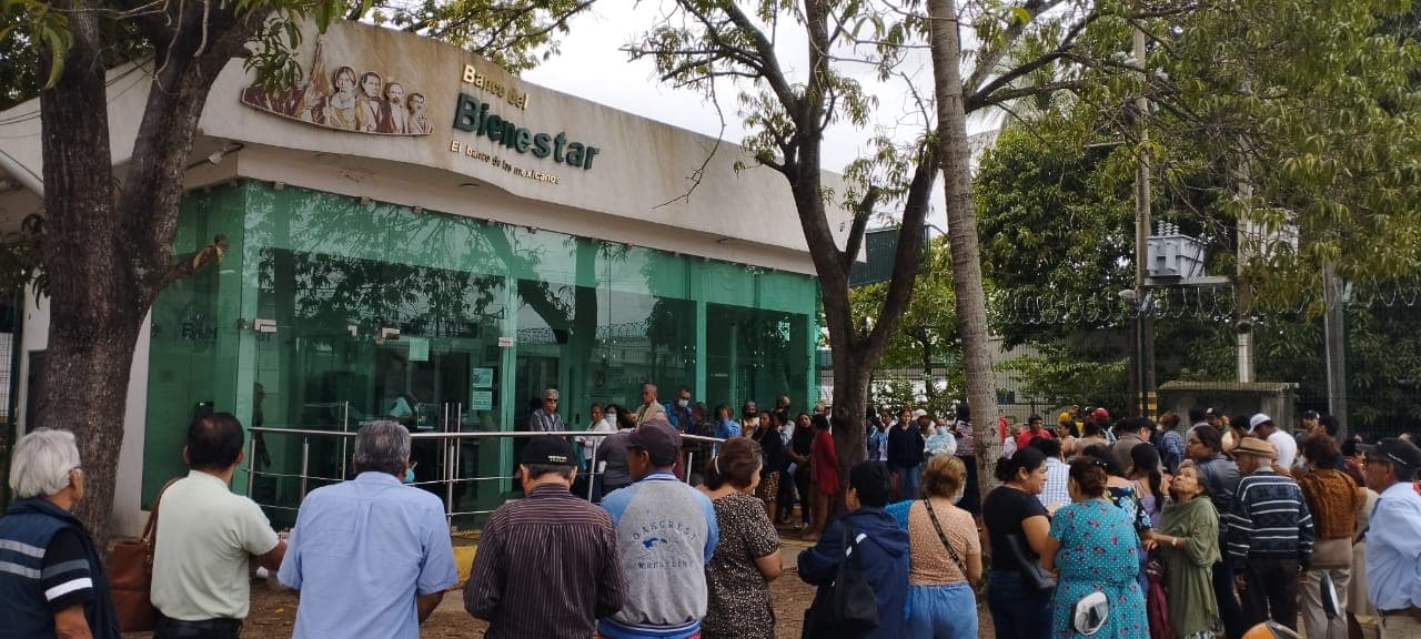 Un calvario cobrar pensión del Bienestar