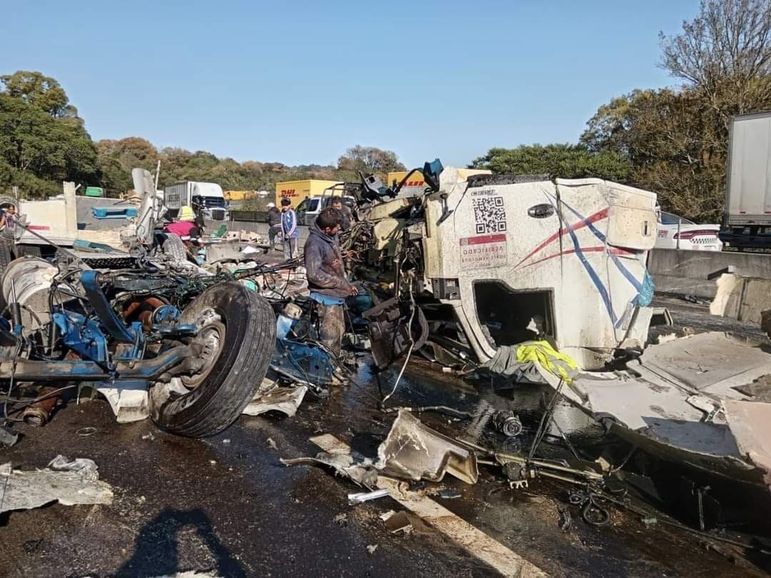 Vuelca tráiler en el libramiento Xalapa-Perote