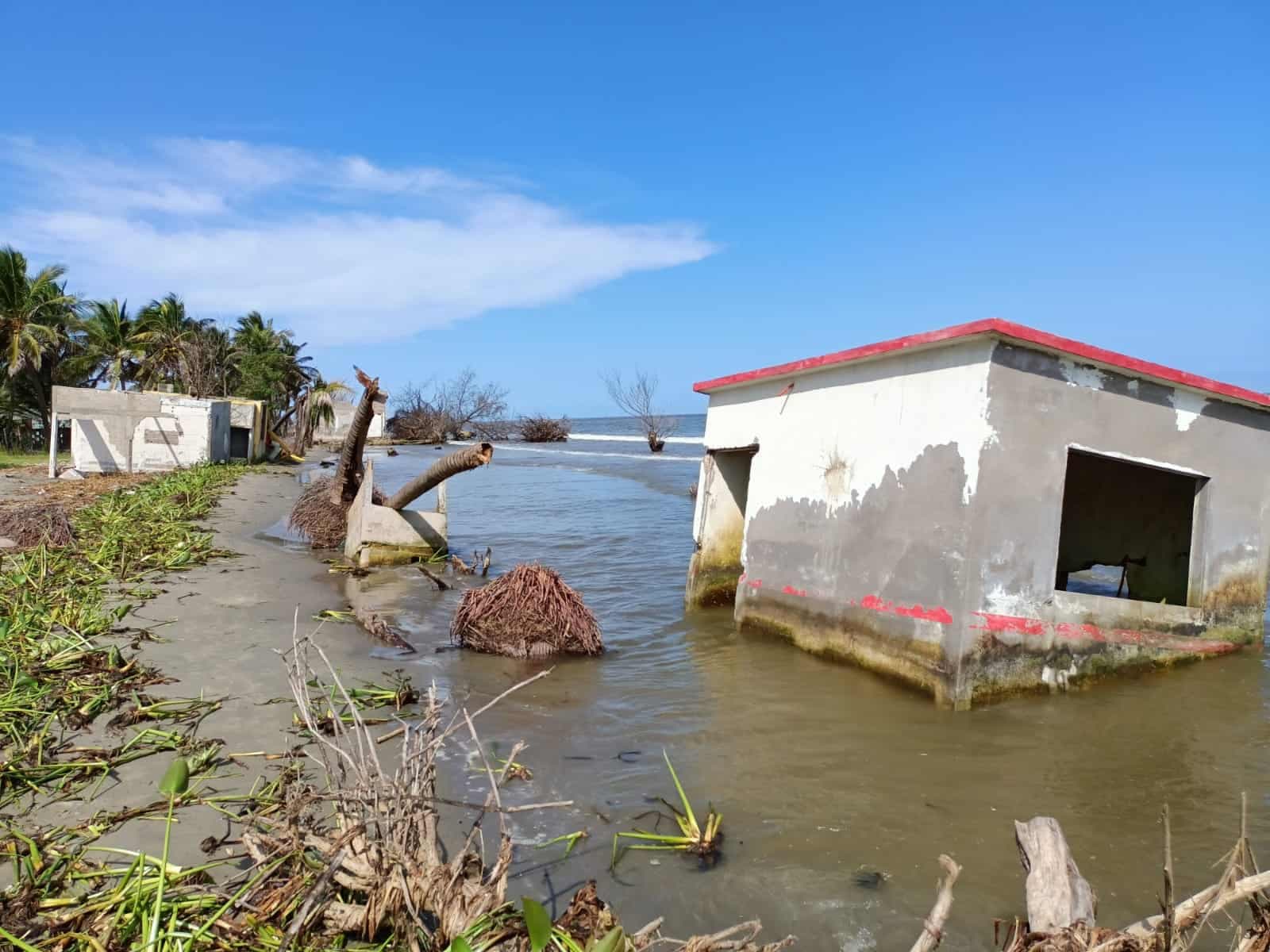 Reubicarán a familias que mar dejó sin hogar