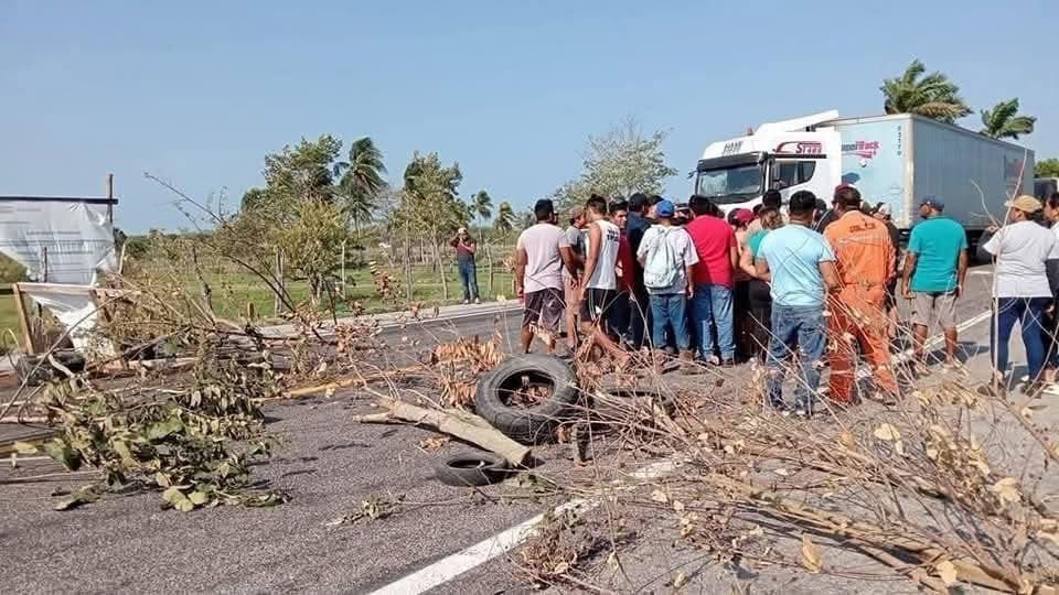 Piden evitar bloqueos en la carretera federal de Atasta