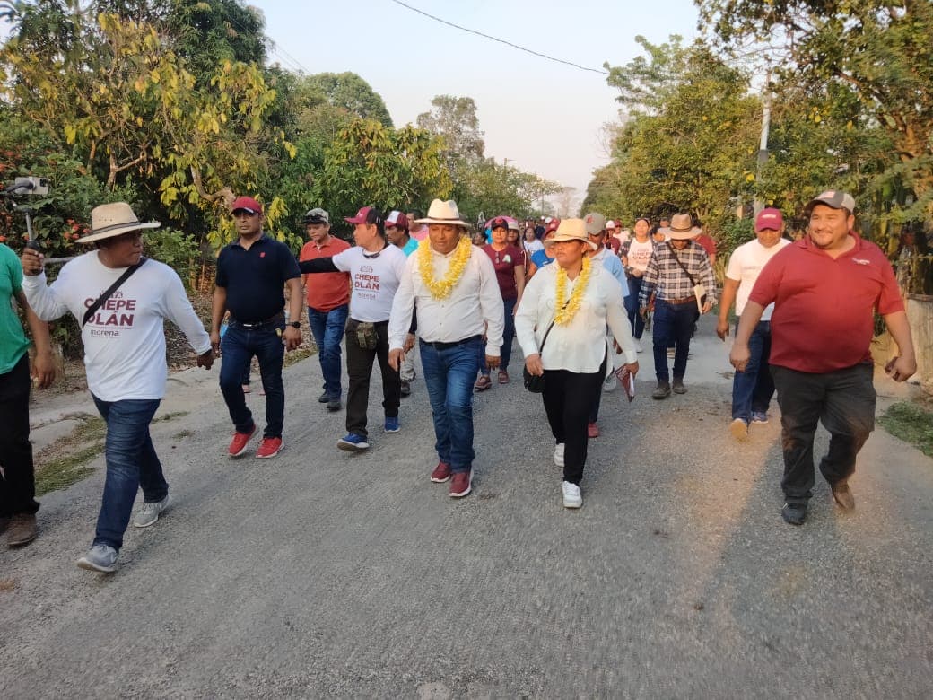 Chepe Olán recorre casa por casa Ejido San Hipólito