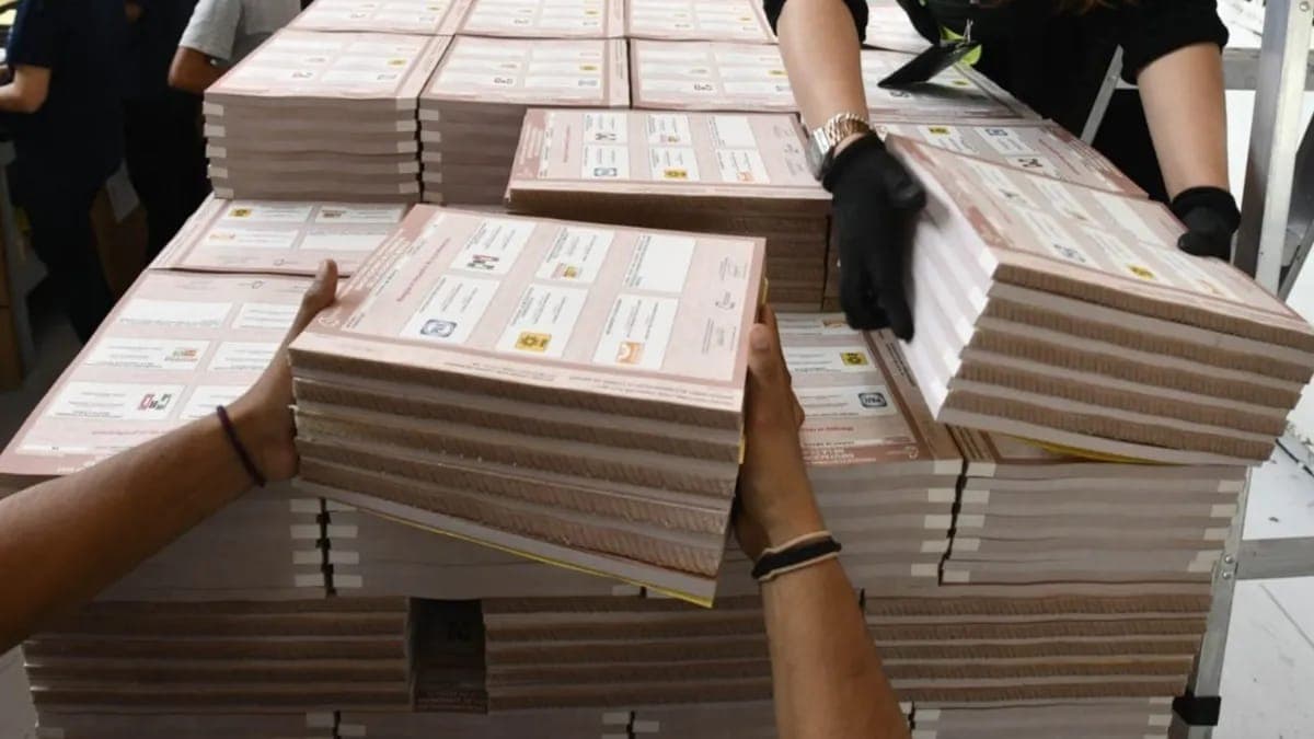 Detienen a sujeto con boletas electorales 