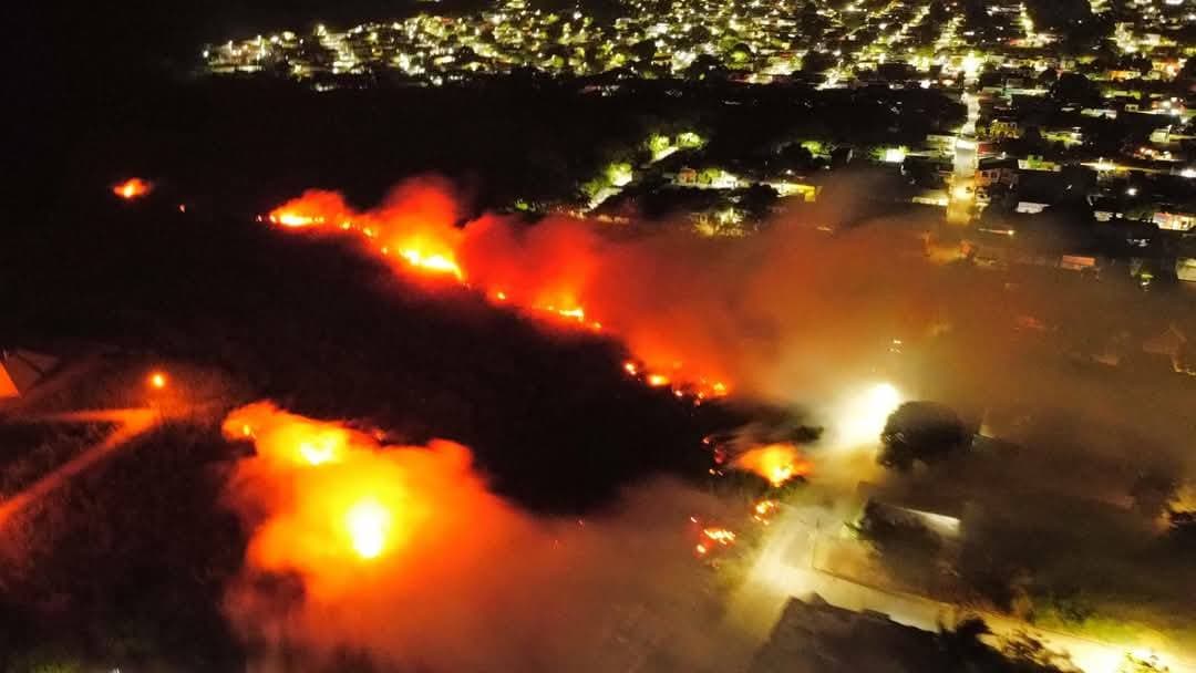 Evacúan por incendio colonia El Tucuy en Emiliano Zapata