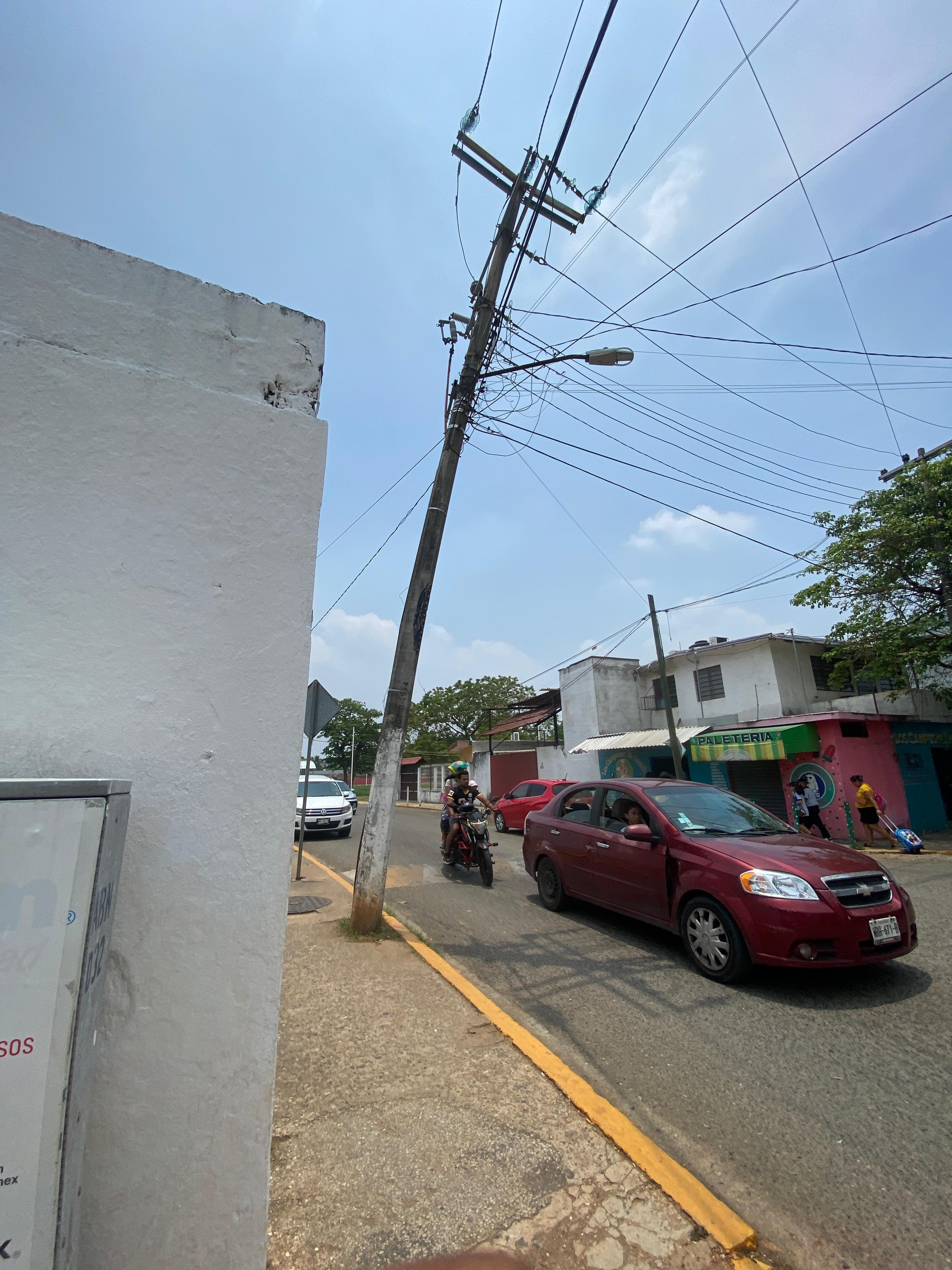 Peligro latente en Punta Brava por postes en mal estado