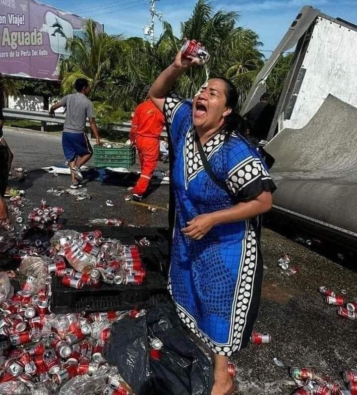 Vuelca tráiler con cerveza Tecate en Campeche y realizan rapiña