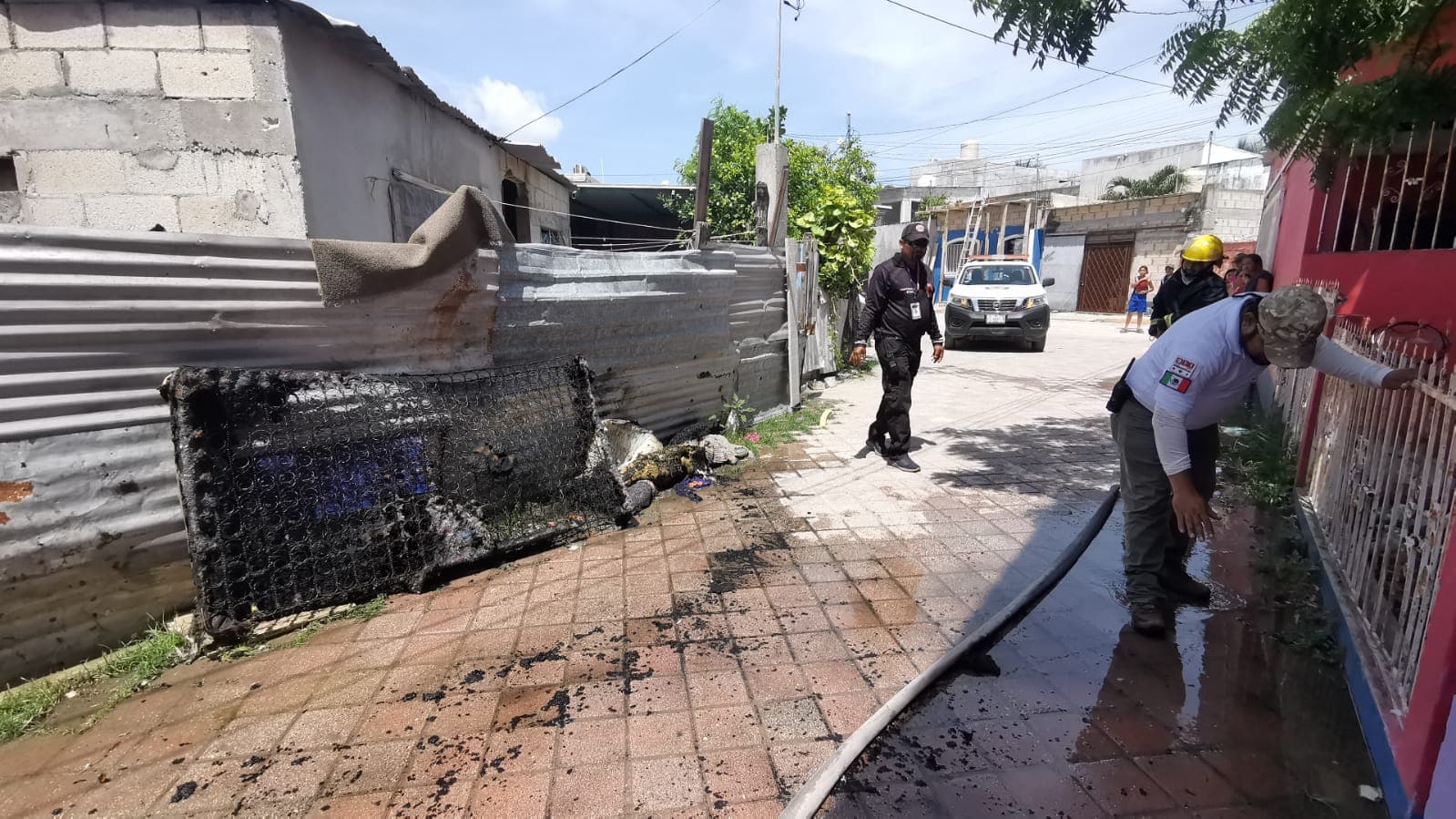 Mujer su puso furiosa con el marido y le quema el colchón