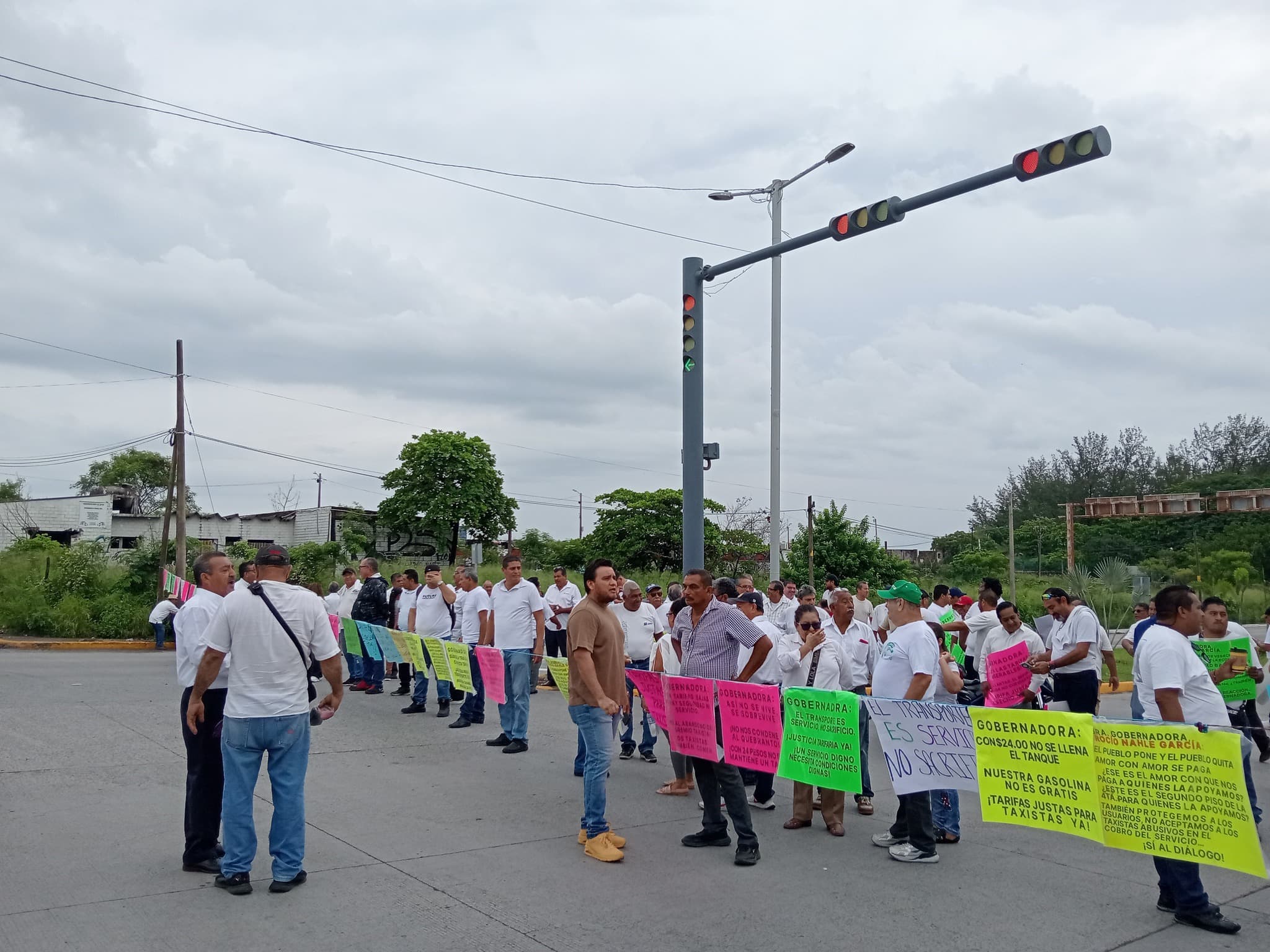 Bloquean taxistas por tarifas en Veracruz y Boca del Río