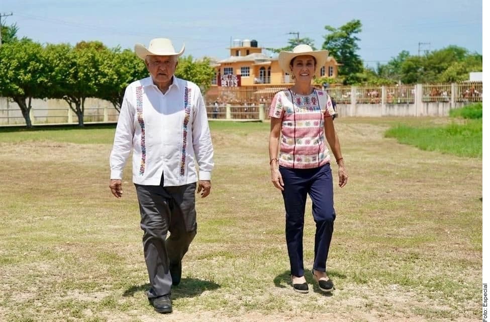 También recomienda AMLO constructoras a Sheinbaum 