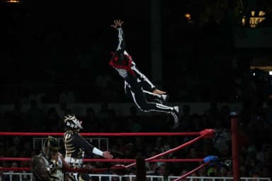 ImagenDesde la tercera cuerda Lienzo Charro recibió figuras de la AAA
