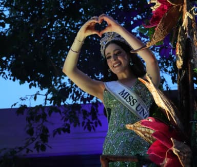 ImagenFátima Bosch engalana desfile por Villahermosa