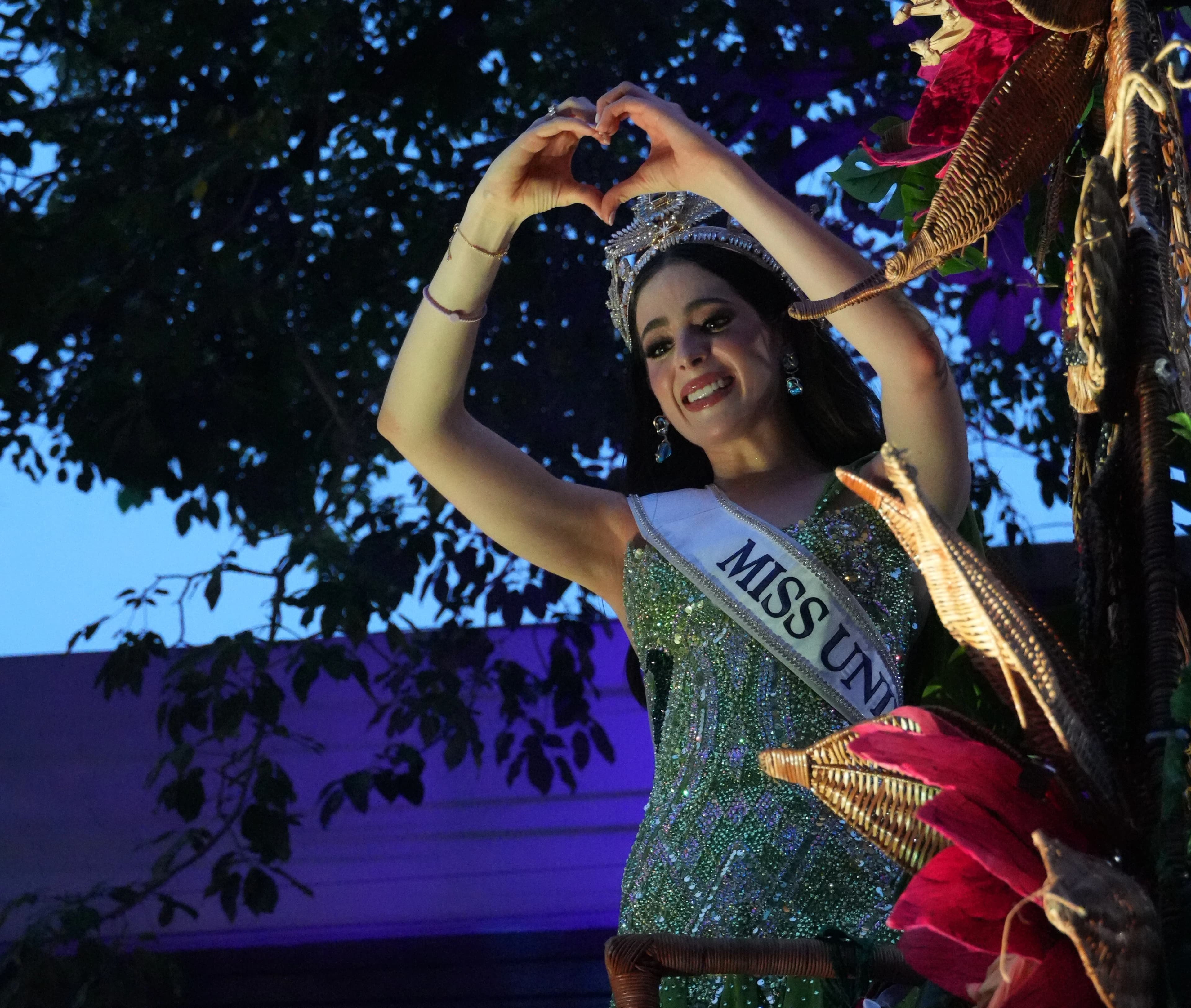 Fátima Bosch engalana desfile por Villahermosa