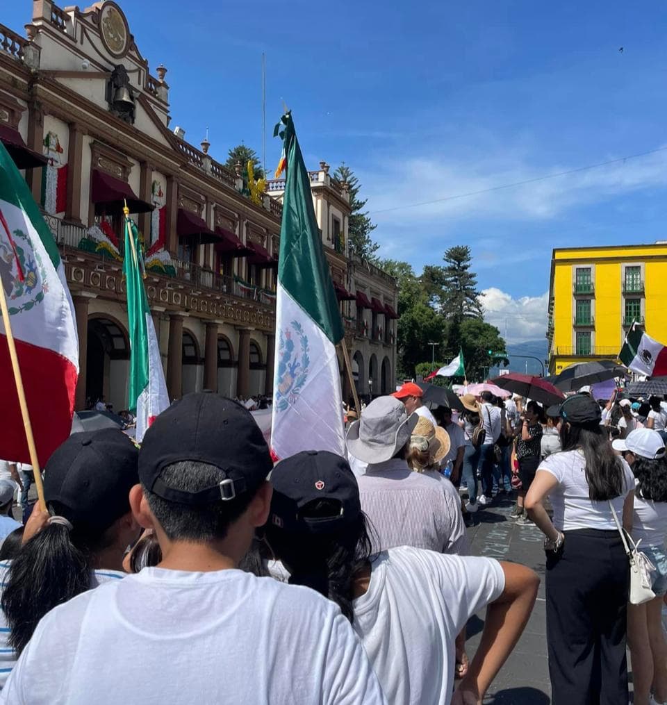 Marcha universitarios en Xalapa contra reforma al Poder Judicial