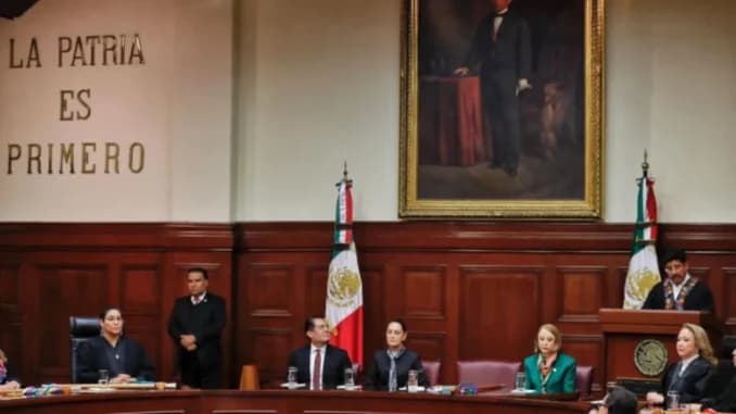 La Nueva Corte y su doble discurso: Pueblo y Lujo