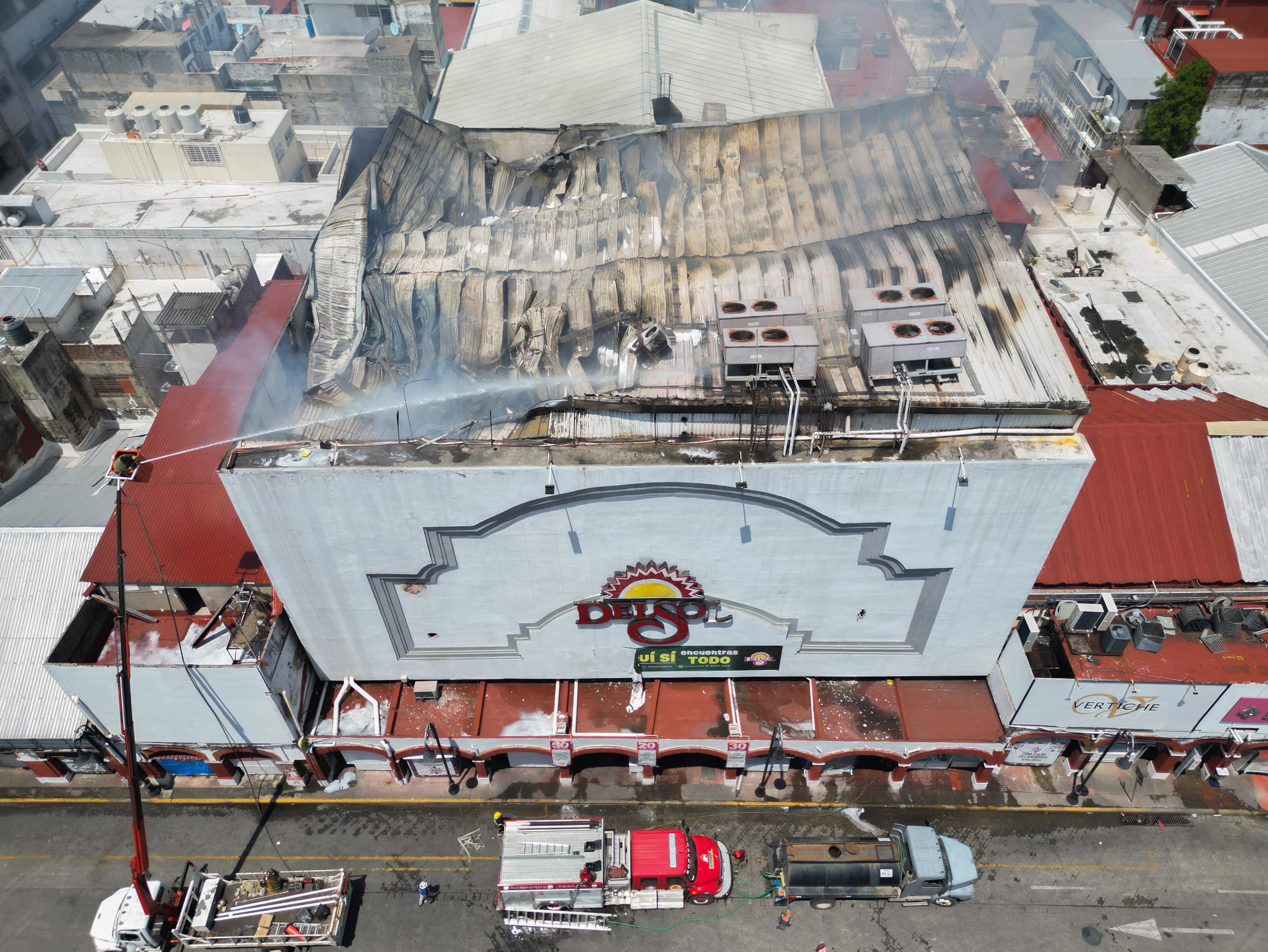 Apagan por segundo día incendio en Del Sol, sucursal Centro