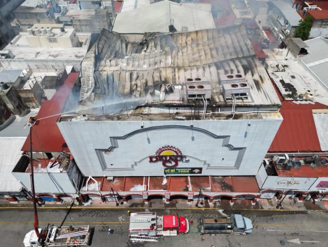 Apagan por segundo día incendio en Del Sol, sucursal Centro