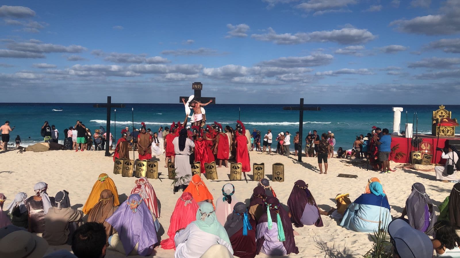 Viacrucis frente al mar turquesa 
