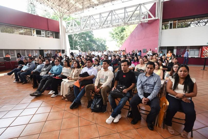 Entrega plazas a maestros veracruzanos