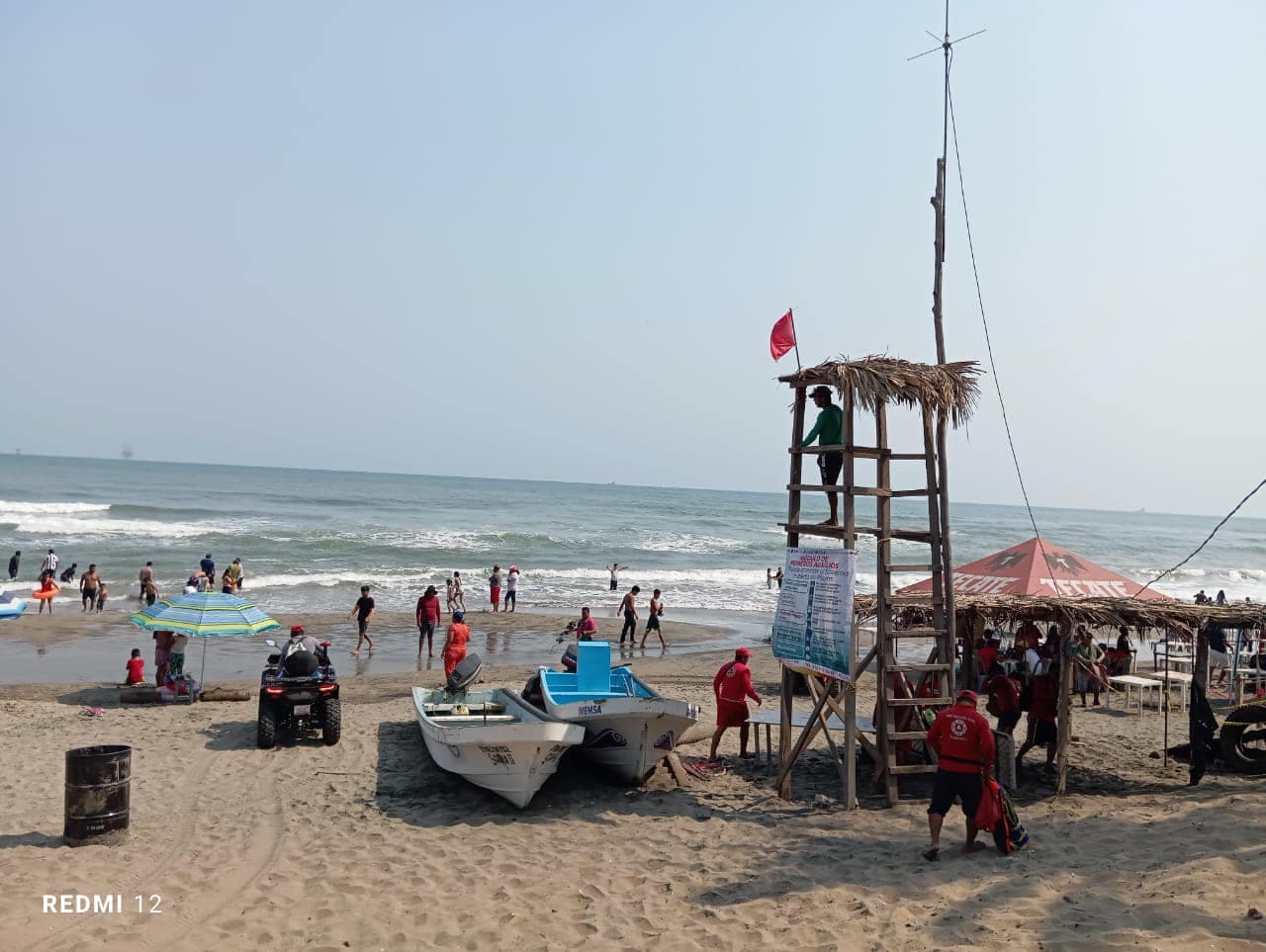 Disfrutan tabasqueños de playas limpias