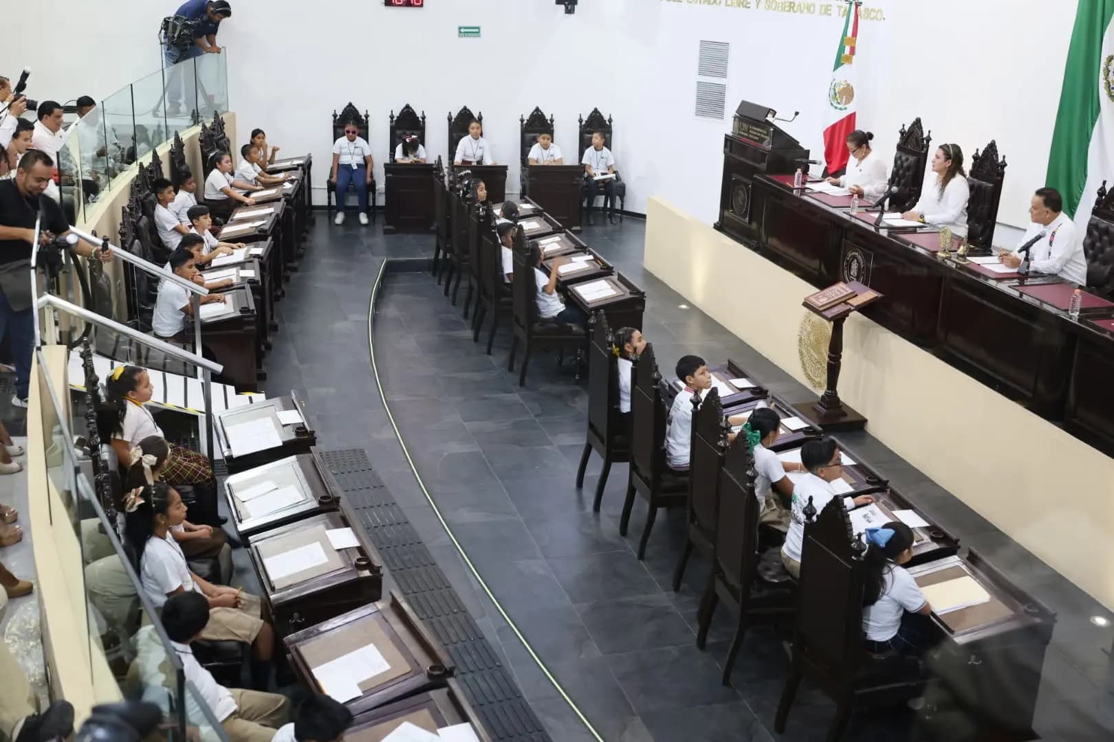 Rinden buenas cuentas niños legisladores 