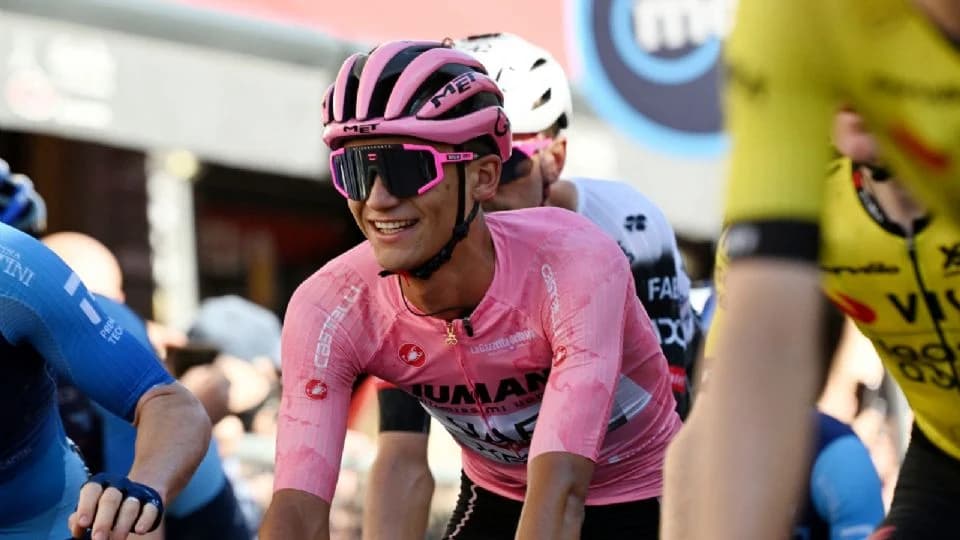 Tunden a Conade por colgarse éxito de Isaac del Toro en Giro de Italia