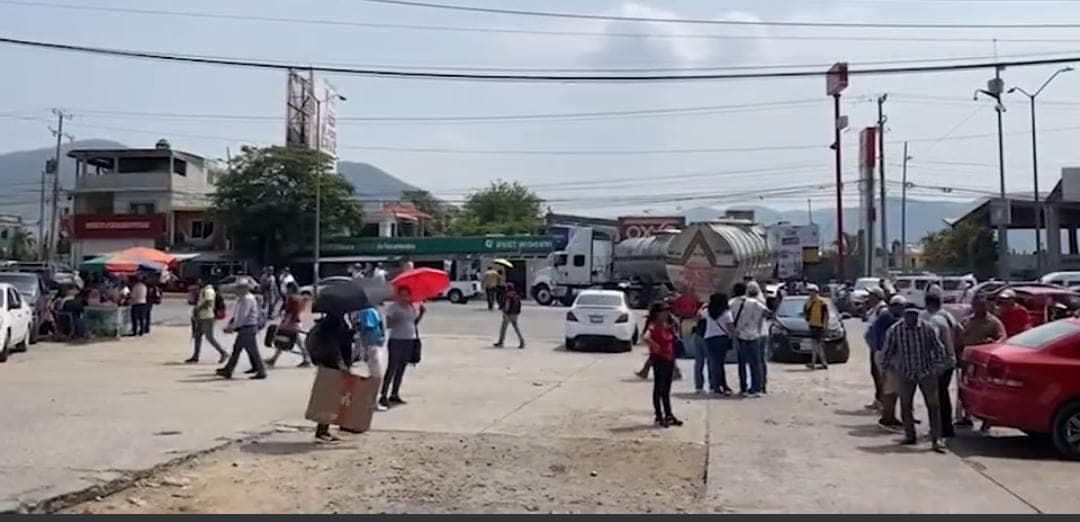 Exigen maestros con bloqueo 100% de aumento 