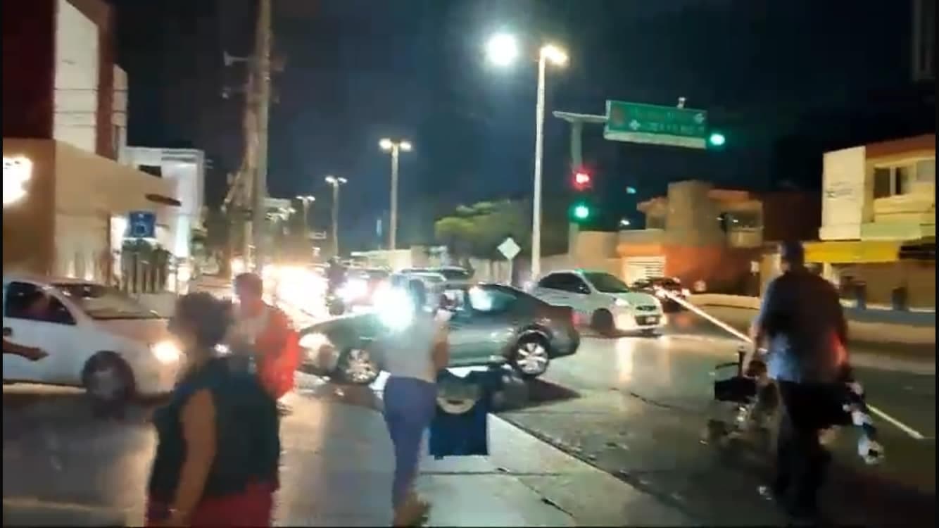 Bloquean avenida central en Campeche por Luz