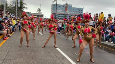 ImagenEntre lluvia jarochos celebran Segundo Desfile del Carnaval de Veracruz