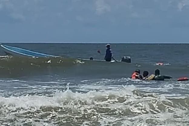 Salvan a dos menores de morir ahogados en playa de Veracruz